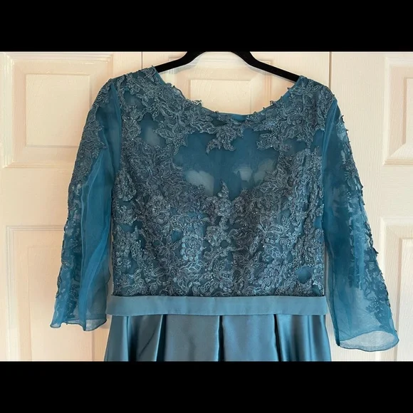 Beautiful dress - Picture 2 of 6